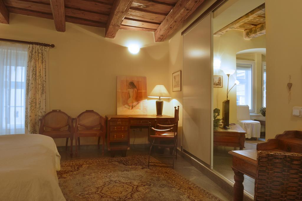Prague Old Street Apartments Rum bild